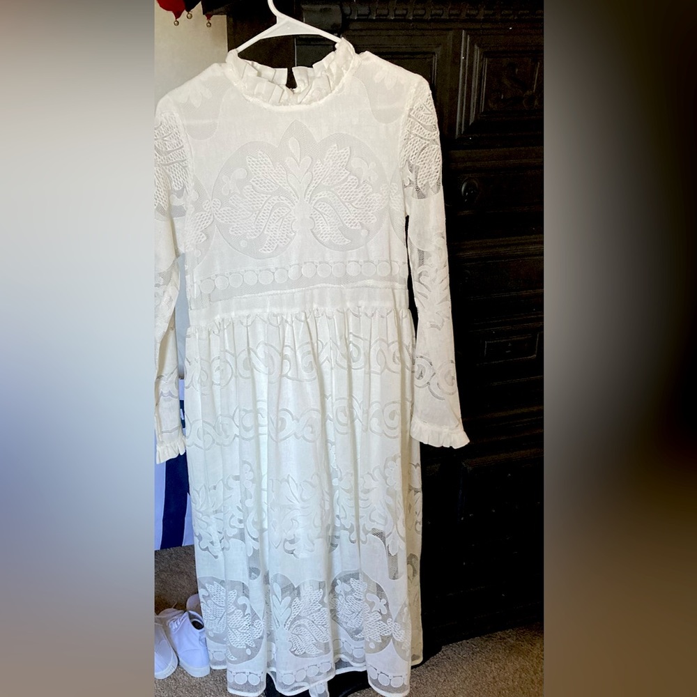 Beautiful white lace dress midi length worn once
